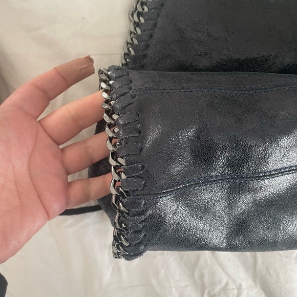 Navy blue shoulder bag with silver hardware. - Picture 4 of 8